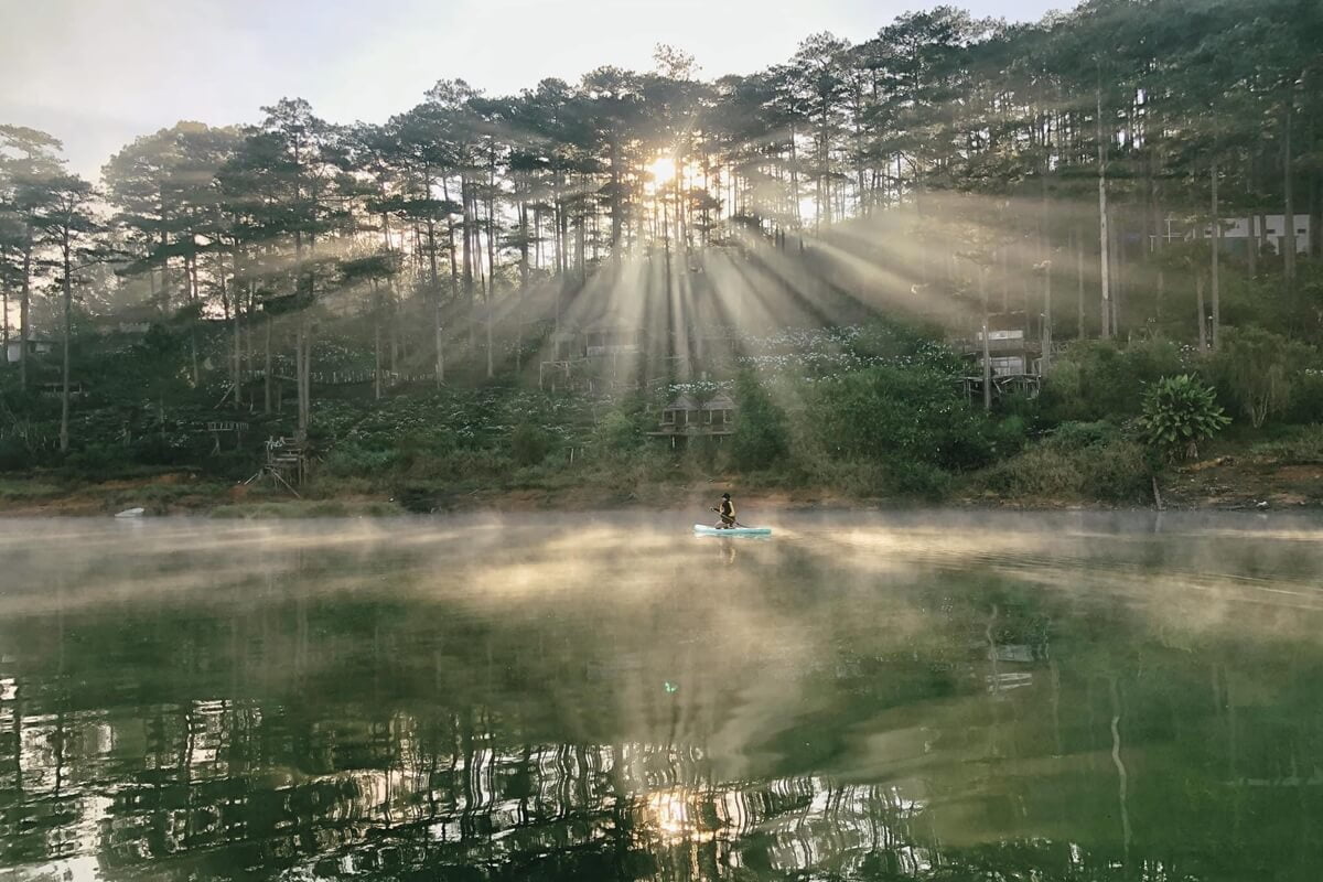 Chèo SUP Ngắm Hoàng Hôn Trên Hồ Tuyền Lâm